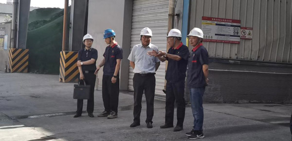 集團公司黨委委員、股份公司黨委書記、總經(jīng)理蔣培進到建材公司調(diào)研